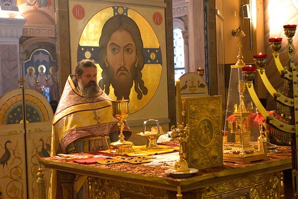 Церковный алтарь который меняется на различные праздники Церковный алтарь который меняется на различные праздники
